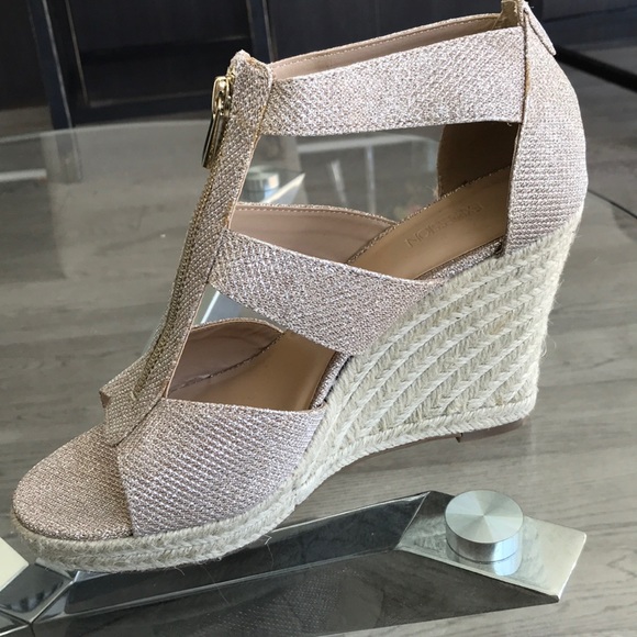 Gold Leyah Expression Wedge Sandals Size 9 - Picture 2 of 3